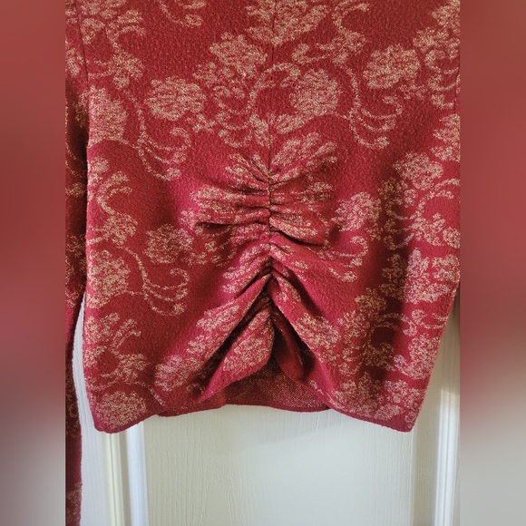 By Anthropologie Ruched Mock Neck Cropped Sweater Red Gold Metallic Size Small - Picture 5 of 10